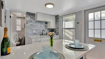 Phòng Cao cấp | Bếp riêng | Tủ lạnh nhỏ, lò vi sóng, dụng cụ pha cà phê/trà, vỉ nướng