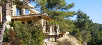 Near Barcelona, comfortable vacation apartment in country house surrounded by vineyards