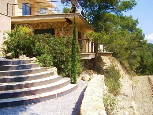 Near Barcelona, a comfortable vacation apartment in a country house surrounded by vineyards