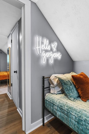 4 slaapkamers, bedden met traagschuimmatrassen, een bureau