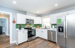 Een koelkast, een microgolfoven, een oven, een kookplaat