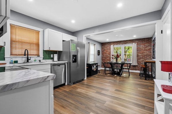 Een koelkast, een microgolfoven, een oven, een kookplaat