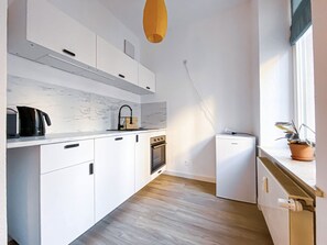 Réfrigérateur, un four, surface de cuisson, cafetière-théière