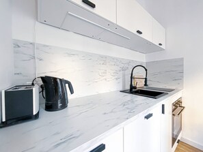 ثلاجة، فرن، موقد طه ي مسطح، ماكينة لصنع القهوة/الشاي