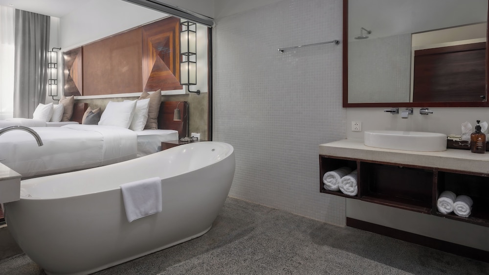 Shintana Saya La Maison by null