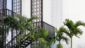 Ein modernes Gebäude mit einer geometrischen Fassade und einer Treppe.