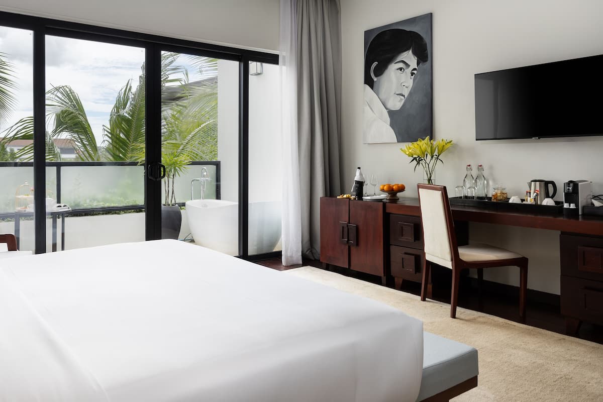 Landmark King Balcony + Daily 60mm Massage + Laundry + Mini-Bar + Airport Pick-Up | Italienske Frette-laken og sengetøy av topp kvalitet
