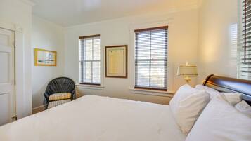 2 bedrooms, iron/ironing board, internet, bed sheets