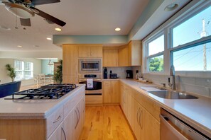 Fridge, microwave, stovetop, dishwasher - Luxe Spring Hill Home w/ Patio & Dock! (Spring Hill)