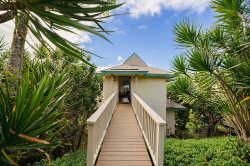 Magical views of Hanalei Bay, Napali Coast and the Makai Golf Course in a beautifully styled home