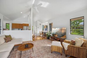 Smart TV, books, stereo - Magical views of Hanalei Bay, Napali Coast and the Makai Golf Course in a beautifully styled home (Princeville)