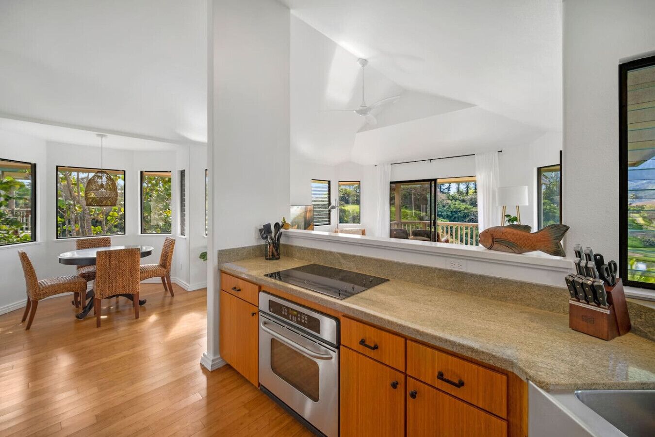 Kylskåp, mikrovågsugn, ugn och spishäll