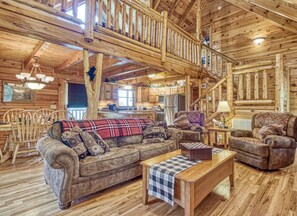 Smart TV, fireplace, DVD player, books - Cozy and private Tranquility Point offers beautiful Mountain Views and location (Gatlinburg)