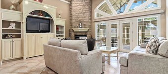 Casa Oasis - Large Home, 1-Acre, Near Trails & Fun