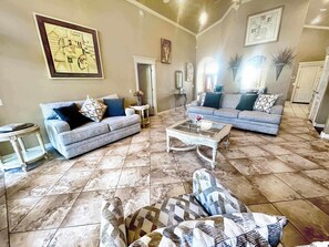 TV, lareira, escritórios