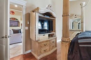 3 bedrooms, desk, iron/ironing board, WiFi - Casa Oasis - Large Home, 1-Acre, Near Trails & Fun (Springdale)