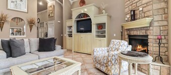 Casa Oasis - Large Home, 1-Acre, Near Trails & Fun