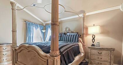 Casa Oasis - Large Home, 1-Acre, Near Trails & Fun