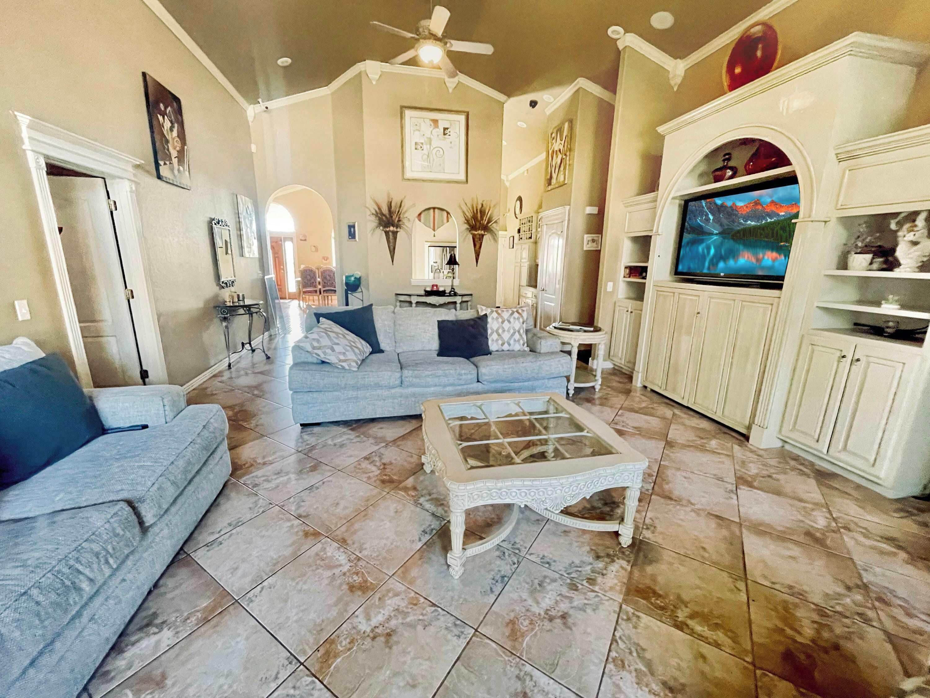 Télévision, cheminée, espaces bureaux