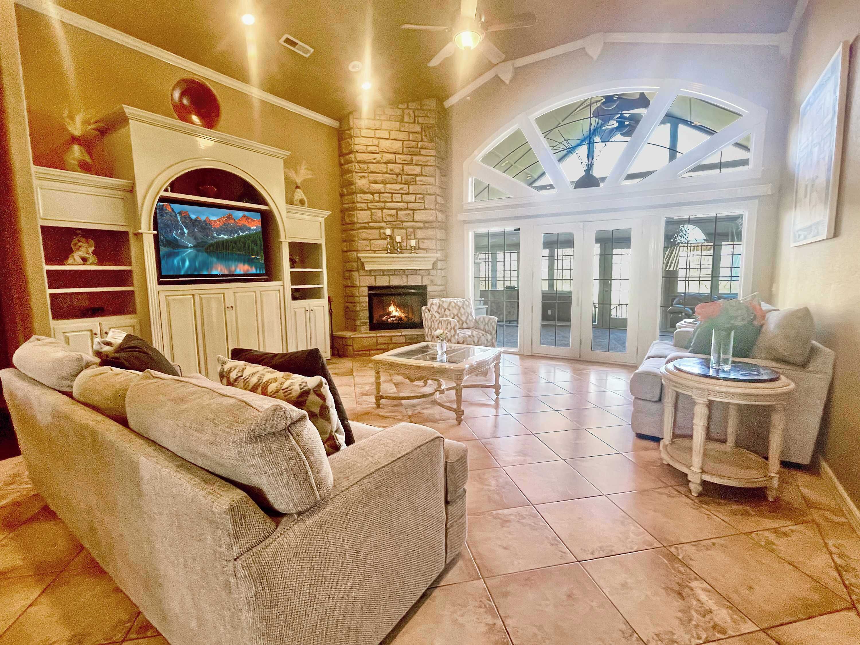 Fernseher, Kamin, Arbeitsbereiche