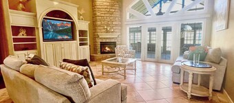 Casa Oasis - Large Home, 1-Acre, Near Trails & Fun