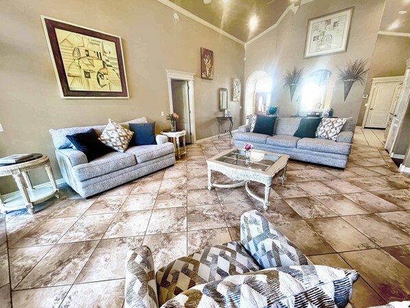 Télévision, cheminée, espaces bureaux