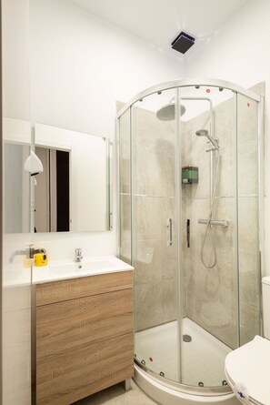 Dusche, Haartrockner, Handtücher, Seife