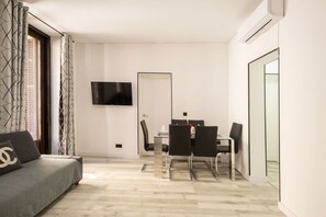 TV - Downtown Awesome & Sunny Apartment Gran Via | 038 (Madrid)