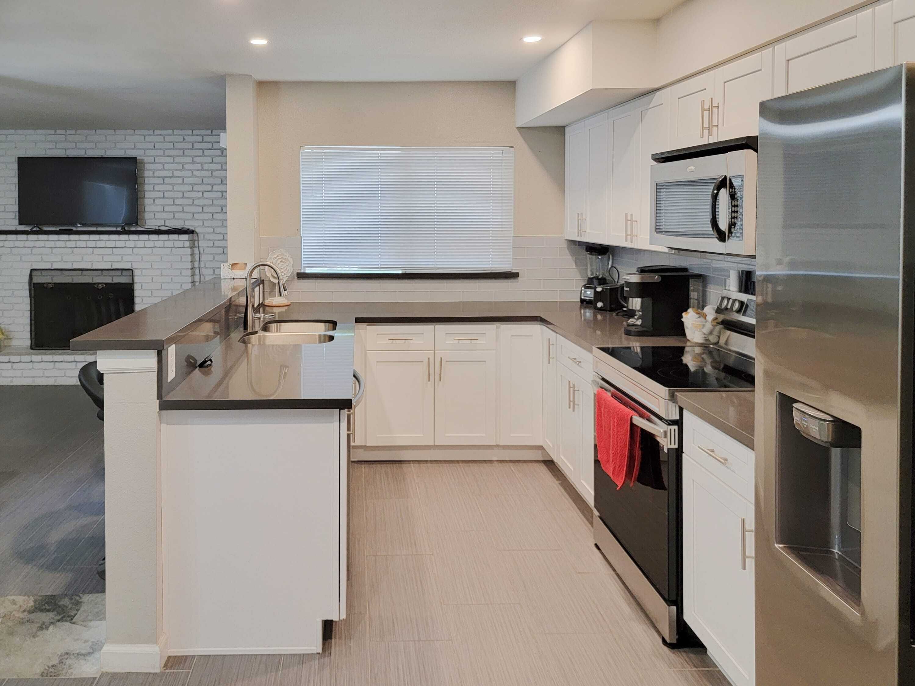 Kjøleskap, mikrobølgeovn, ovn og kokeplater