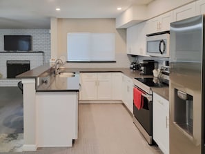 Fridge, microwave, oven, stovetop - Excellent! Single-Story Home with pool in Tempe (Tempe)