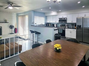 Fridge, microwave, oven, stovetop - Excellent! Single-Story Home with pool in Tempe (Tempe)