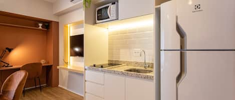 Refrigerador con freezer, microondas, placa de cocina