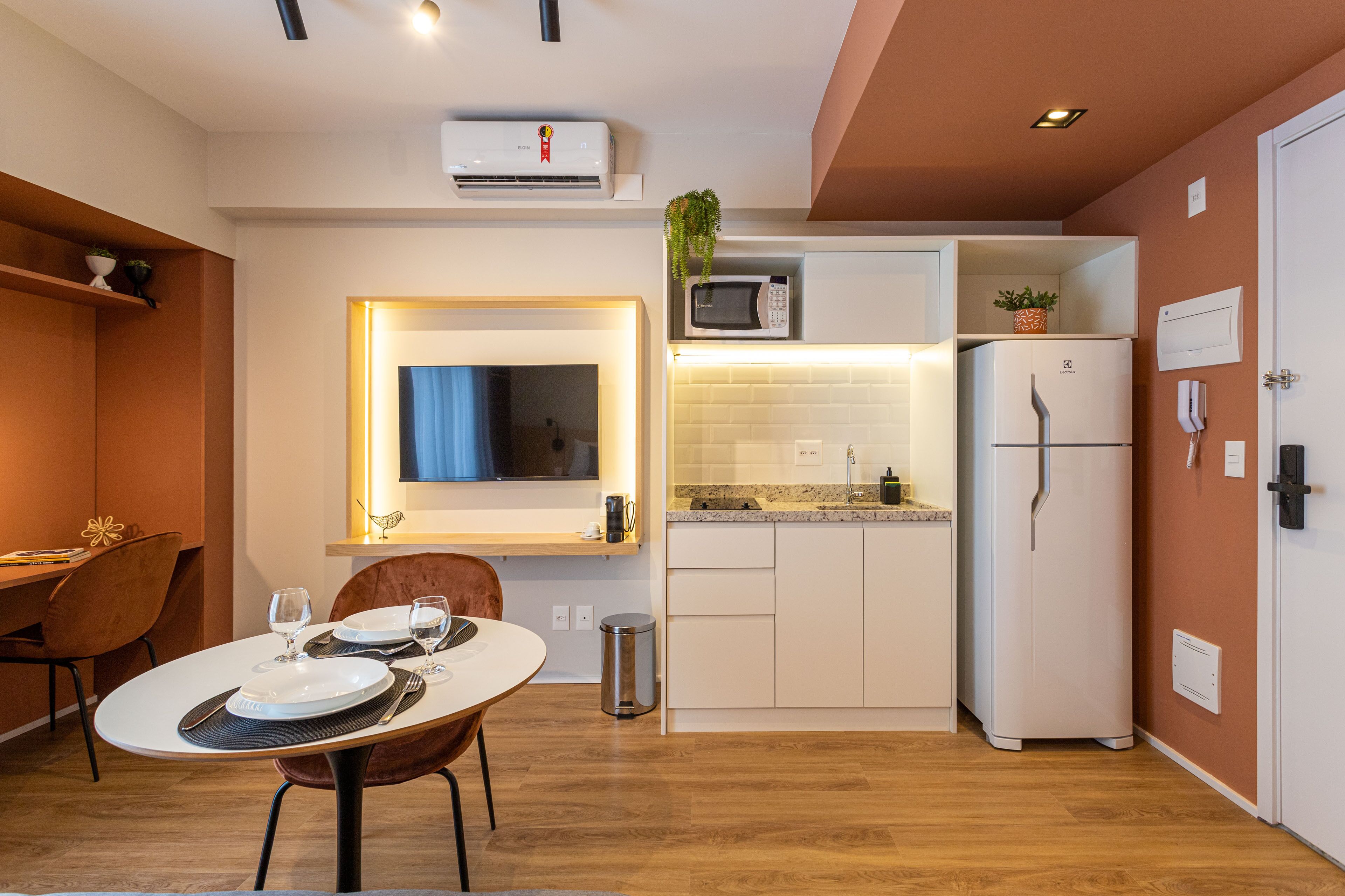 Refrigerador con congelador, microondas y parrilla de estufa 