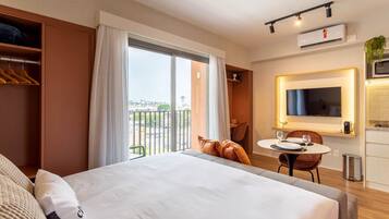 Ylelliset vuodevaatteet, yksilöllisesti sisustettu, työpöytä