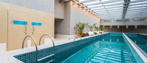 Piscine couverte, accès possible de 06 h 30 à 22 h 00, chaises longues