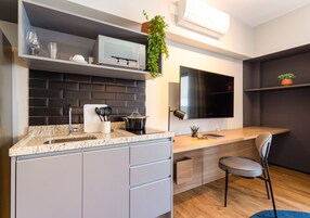 Refrigerador con freezer, microondas, placa de cocina