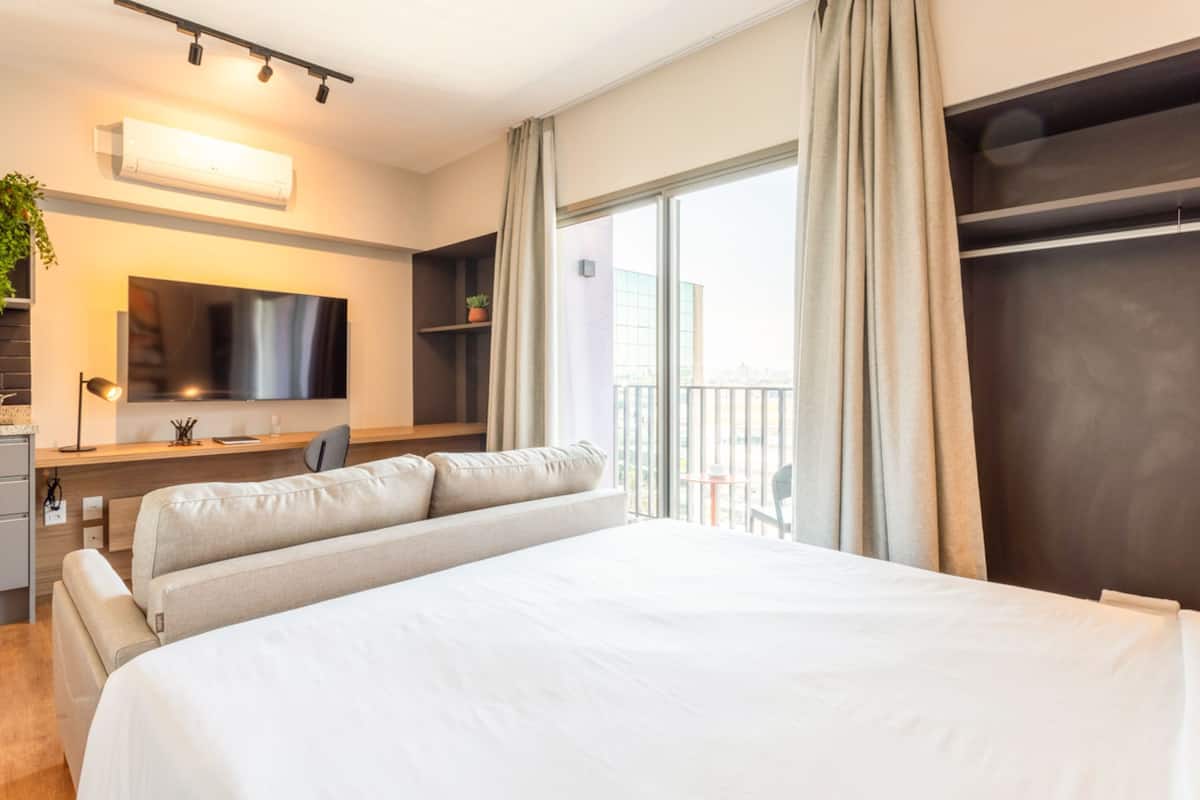 Premium bedding, individually decorated, desk, free WiFi