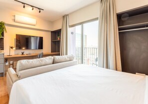 Premium bedding, individually decorated, desk, free WiFi