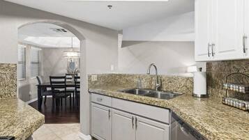 Full-size fridge, microwave, oven, stovetop