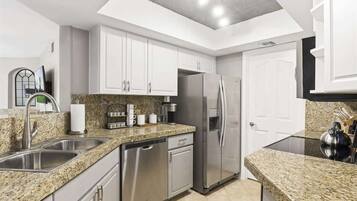 Full-size fridge, microwave, oven, stovetop
