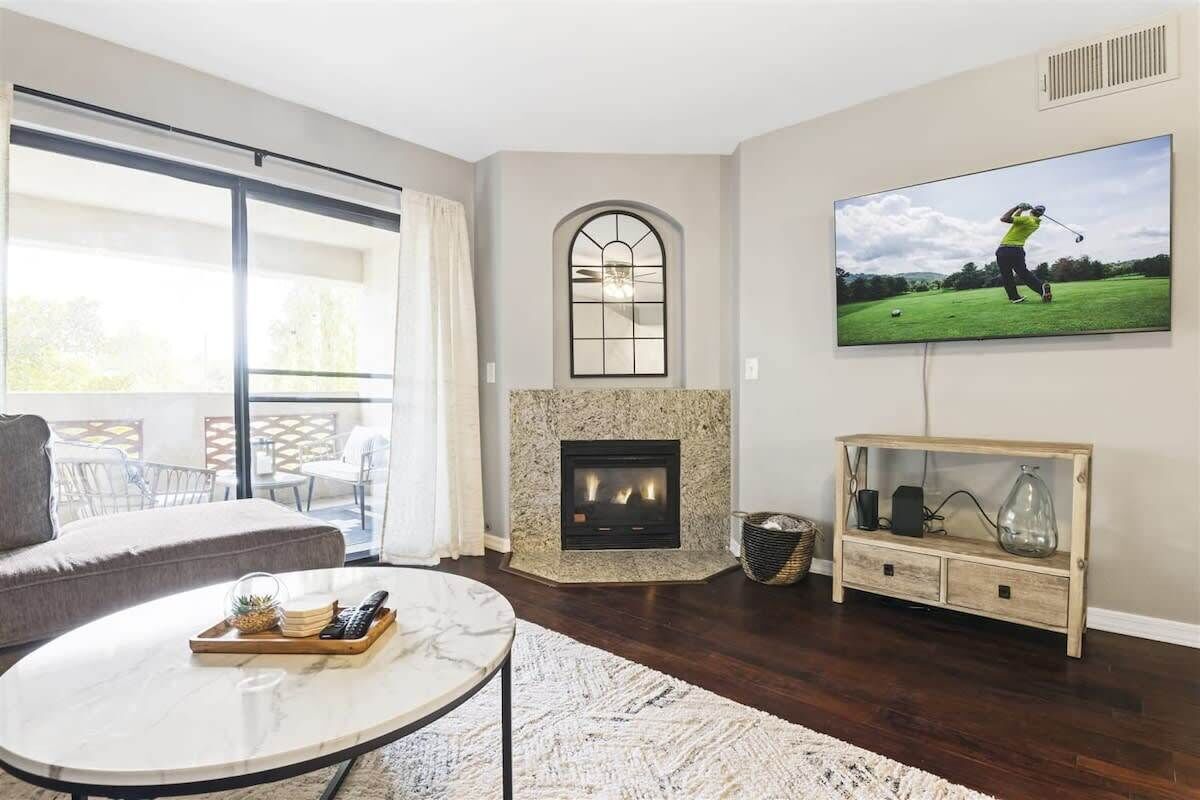 Fernseher, Kamin, Arbeitsbereiche