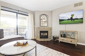 Televisión, chimenea y oficina 