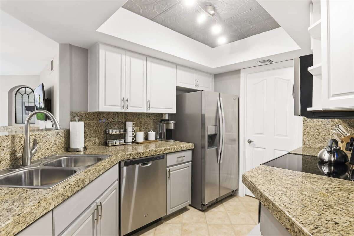 Großer Kühlschrank, Mikrowelle, Ofen, Herdplatte