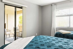 2 habitaciones, escritorio y tabla de planchar con plancha 