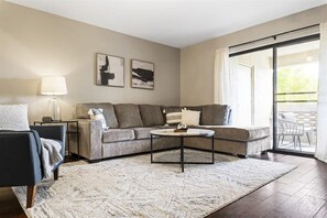 Een televisie, een open haard en een kantoor