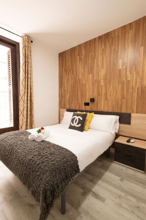 3 habitaciones, tabla de planchar con plancha y cuna de viaje 