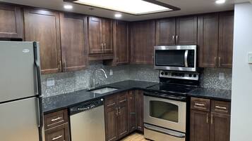 Departamento urbano, 1 cama Queen size | Cocina privada | Refrigerador con congelador, microondas, horno y parrilla de estufa