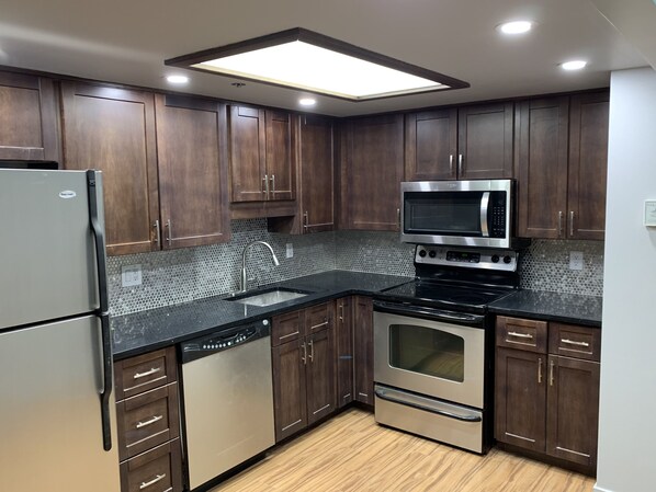 City Apartment, 1 Queen Bed | Private kitchen