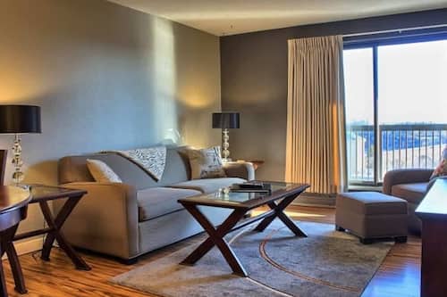 City Apartment, 1 Queen Bed | Living area