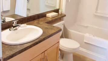 Combined shower/tub, towels